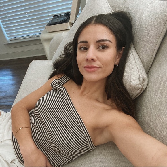 Meet your Posher, Nichole - Picture 2 of 2